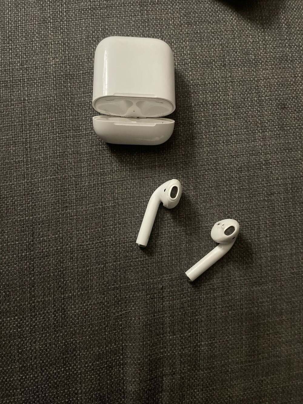 Apple AirPods with Charging Case (2nd Gen) - Used White